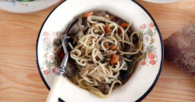 Куриная печень с луком и морковью в сметанном соусе