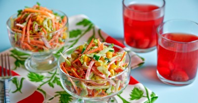 Салат морковь колбаса огурец свежий