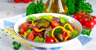 Теплый салат с баклажанами перцем болгарским и помидорами