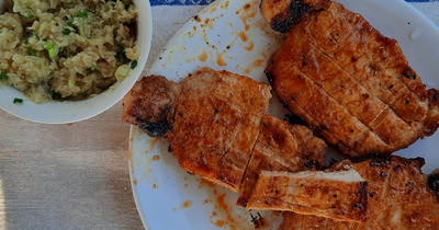 Свинина на решетке с сырно-чесночным соусом