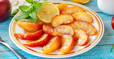 Яблоки с корицей на сковороде