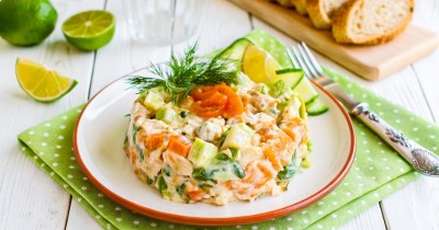 Салат оливье с семгой и огурцом