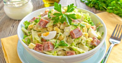 Лёгкий салат с пекинской капустой и копченой колбасой