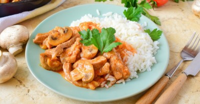 Бефстроганов из свинины с грибами со сметаной