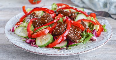 Салат с жареной говядиной с кунжутом и перцем