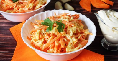 Салат из моркови с чесноком и сыром