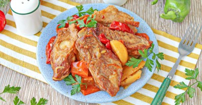 Свиные ребра с овощами в казане