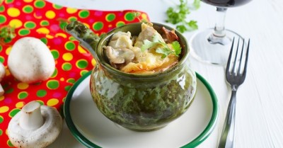 Жульен в кокотницах с курицей и грибами