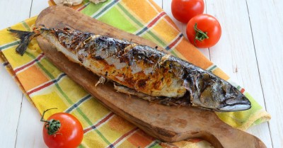 Скумбрия на мангале на решетке на углях запеченная