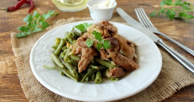 Свинина кусочками на сковороде с луком