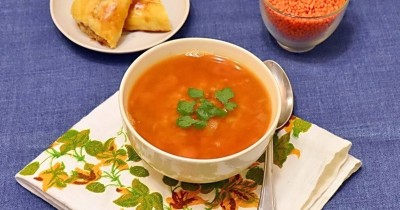 Вегетарианский суп с помидорами, булгуром и мятой