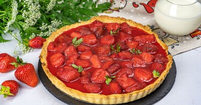 Летний пирог с клубничной и сметанной заливкой