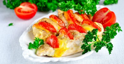 Куриное филе с овощами и сыром в духовке