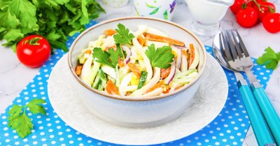 Салат с кальмарами и морковью с огурцом