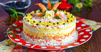 Салат креветки крабовые палочки яйца сыр