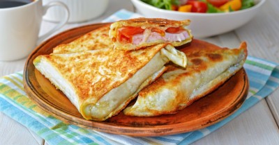 Треугольники из лаваша с начинкой сыром и колбасой