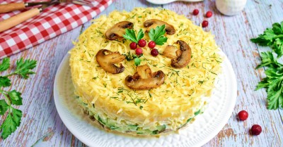 Салат с ананасами грибами шампиньонами и курицей слоями
