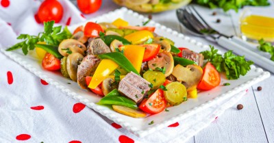 Салат с мясом грибами и огурцами