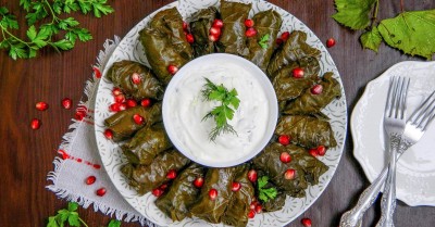Классическая долма в виноградных листьях в кастрюле