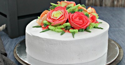 Торт с меренгами украшенный цветами