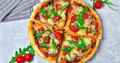 Пицца с колбасой помидорами и сыром в духовке