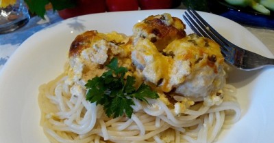 Тефтели из курицы в соусе на сливках с сыром и зеленью