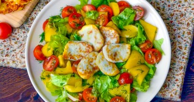 Салат с жареным адыгейским сыром чесноком и помидорами