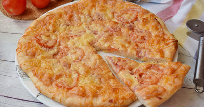 Пицца с копченой колбасой и сыром