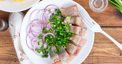 Как быстро очистить селедку