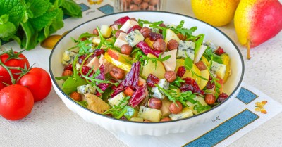 Салат с курицей и грушей