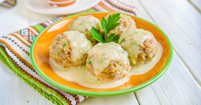 Ёжики тефтели из фарша в сметанном соусе