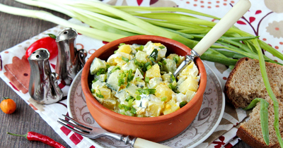 Салат с овощами и яйцом