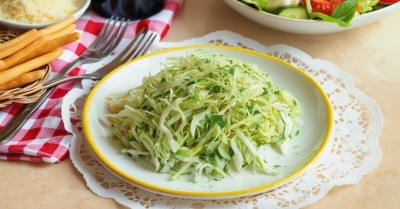 Салат капуста с уксусом и маслом