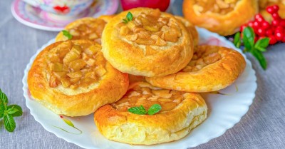 Ватрушки с яблоками из дрожжевого теста