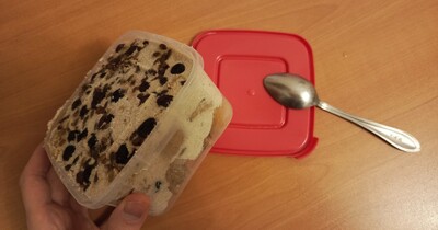 бисквитное пирожное с грушей и семечкой