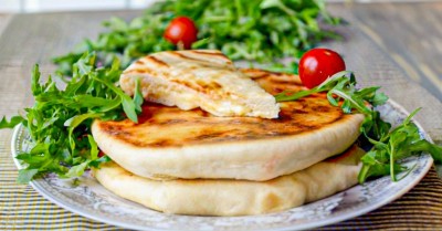 Хачапури с творогом и сыром на сковороде