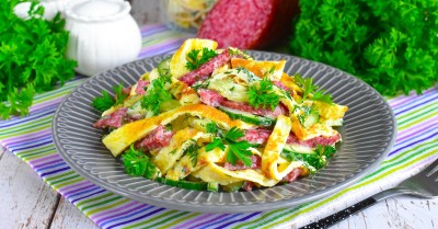Салат с блинчиками и колбасой