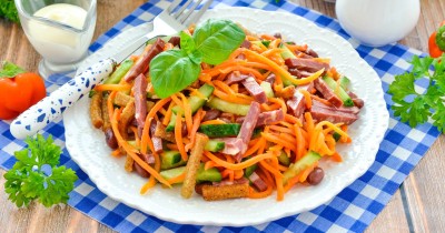 Салат с корейской морковью колбасой и фасолью