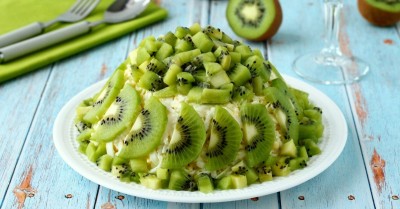 Салат Изумрудная россыпь с киви и курицей