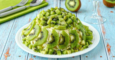 Салат Изумрудная россыпь с киви и курицей