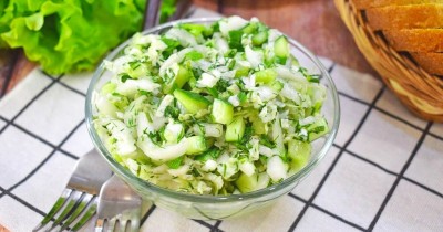 Салат из молодой капусты с зеленым луком