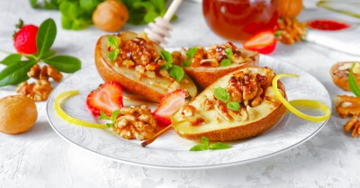 Запеченная груша в духовке с медом и орехами