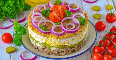 Салат мясной с огурцами и говядиной с майонезом