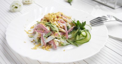 Салат с вареной колбасой и сыром