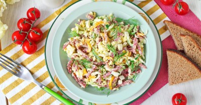 Салат с копченой колбасой и яйцами
