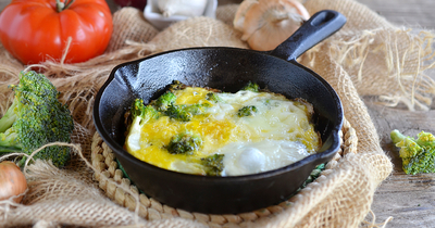 Капуста брокколи с яйцом на сковороде