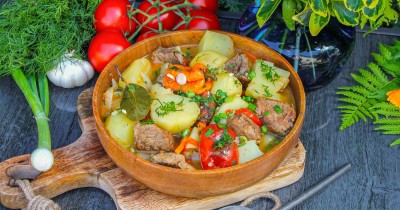 Говядина с картошкой в казане на костре тушеная