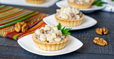 Салат в тарталетках с ананасом и курицей