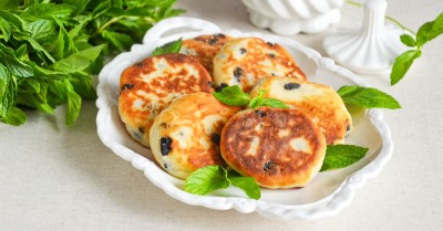 Сырники из творожной массы с изюмом