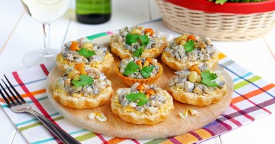 Тарталетки с курицей грибами и сыром в духовке